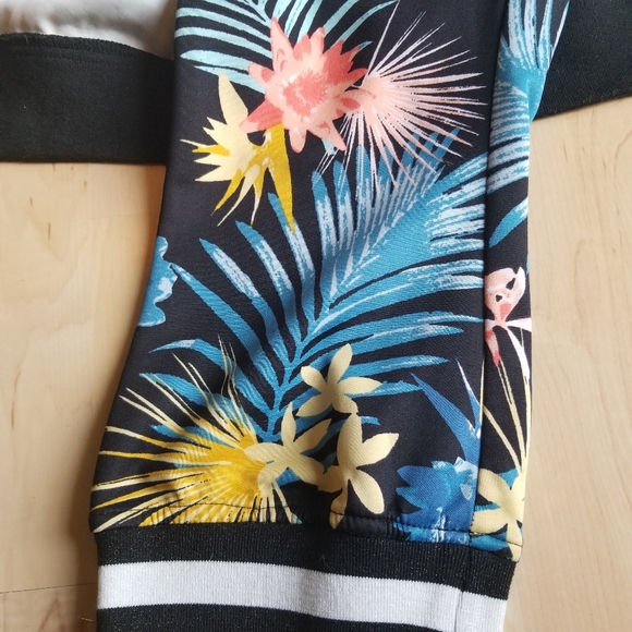 Size 18/24 2piece Crop Embroidered Activewear by Ashley Stewart - Picture 9 of 9